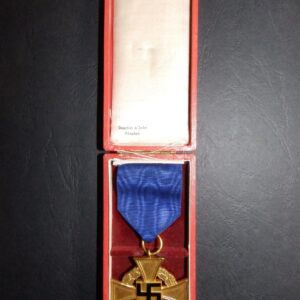 Trust service badge of honor for 40 years in a case by Deschler & Sohn Munich in the original red award case.