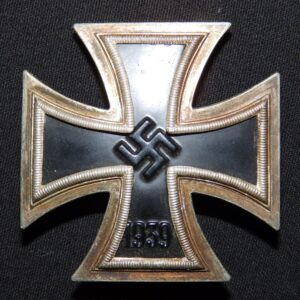 EK1 Iron cross / Eisernes Kreuz C.E Juncker with LDO number with magnetic types inner core, in the related box