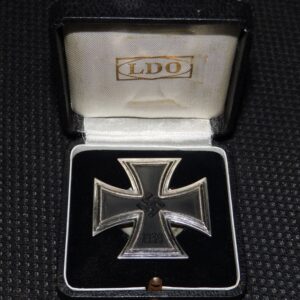 EK1 Iron Cross / Eisernes Kreuz Friedrich Orth with”second type” mm L/14 /2 sharper mm  screwback type with related LDO box