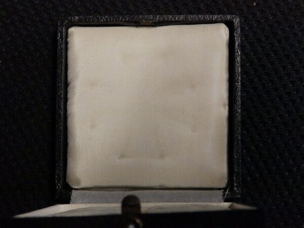 EK1 Iron Cross / Eisernes Kreuz LDO Box “Late type” by Original War Time Period Case, Box / Etui with white interior - Image 7