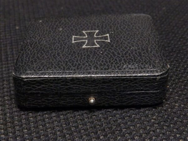 EK1 Iron Cross / Eisernes Kreuz middle period box Case / Etui, with white interior - Image 3
