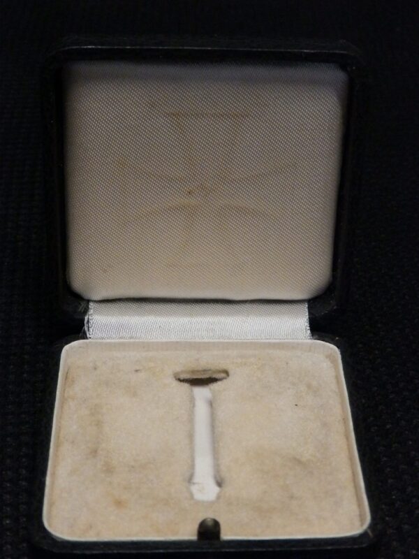 EK1 Iron Cross / Eisernes Kreuz middle period box Case / Etui, with white interior - Image 5