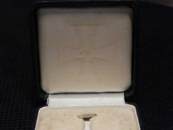EK1 Iron Cross / Eisernes Kreuz middle period box Case / Etui, with white interior - Image 7