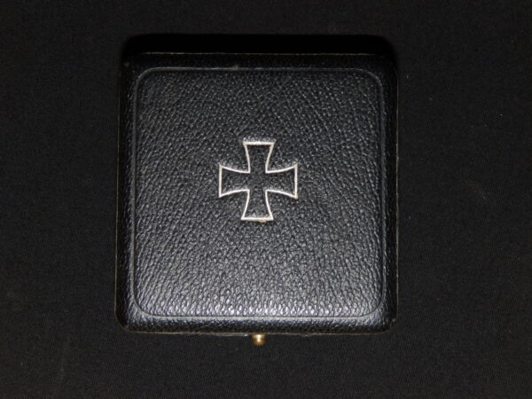 EK1 Iron Cross / Eisernes Kreuz  Late type by Wilhelm Deumer original War Time Period Case, Box / Etui with white interior