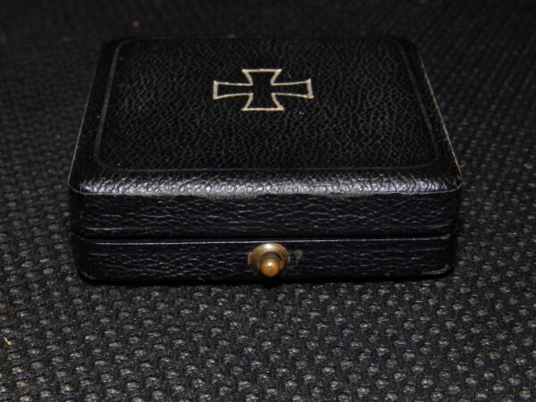 EK1 Iron Cross / Eisernes Kreuz  Late type by Wilhelm Deumer original War Time Period Case, Box / Etui with white interior - Image 4
