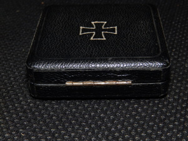 EK1 Iron Cross / Eisernes Kreuz  Late type by Wilhelm Deumer original War Time Period Case, Box / Etui with white interior - Image 5
