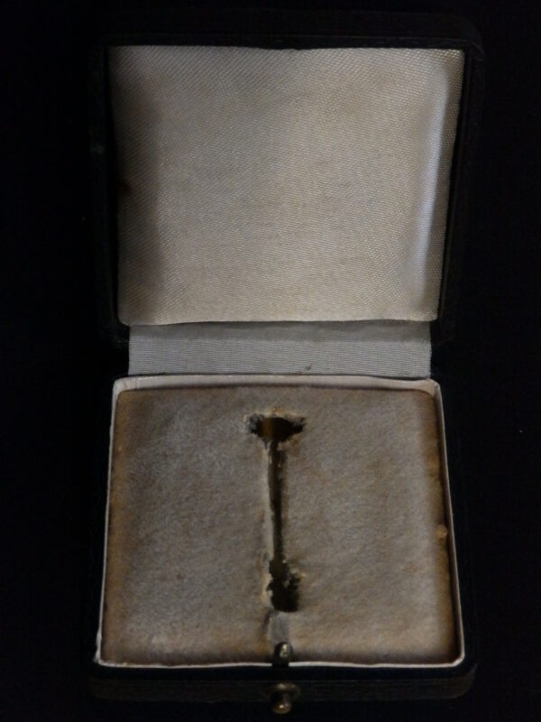 EK1 Iron Cross / Eisernes Kreuz  Late type by Wilhelm Deumer original War Time Period Case, Box / Etui with white interior - Image 6