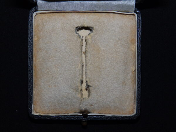 EK1 Iron Cross / Eisernes Kreuz  Late type by Wilhelm Deumer original War Time Period Case, Box / Etui with white interior - Image 7