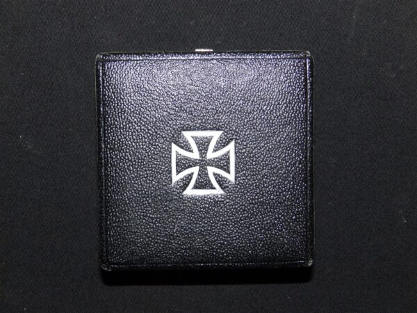 EK1 Iron Cross / Eisernes Kreuz by B.H. Mayer middle period box Case / Etui with white interior