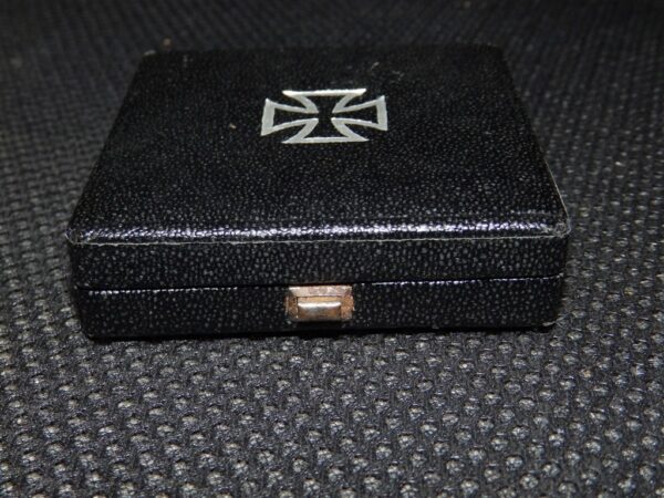 EK1 Iron Cross / Eisernes Kreuz by B.H. Mayer middle period box Case / Etui with white interior - Image 3