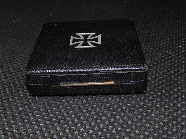 EK1 Iron Cross / Eisernes Kreuz by B.H. Mayer middle period box Case / Etui with white interior - Image 4