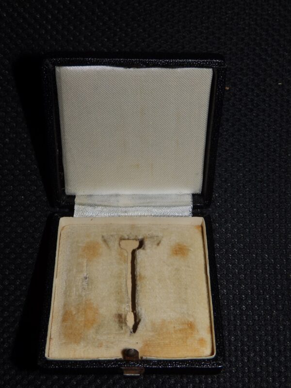 EK1 Iron Cross / Eisernes Kreuz by B.H. Mayer middle period box Case / Etui with white interior - Image 5