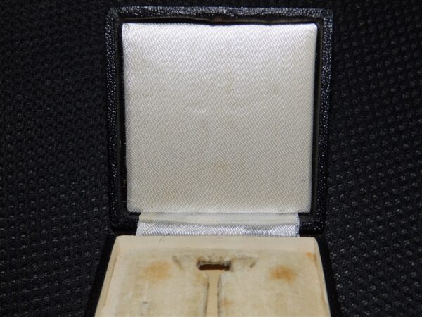 EK1 Iron Cross / Eisernes Kreuz by B.H. Mayer middle period box Case / Etui with white interior - Image 6