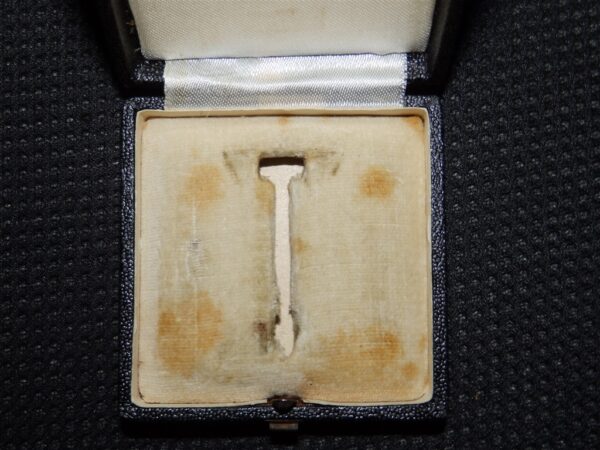 EK1 Iron Cross / Eisernes Kreuz by B.H. Mayer middle period box Case / Etui with white interior - Image 7