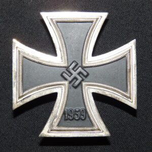 EK1 Iron Cross / Eisernes Kreuz Schauerte & Höhfeld three-piece with regular date inner core in near mint condition.