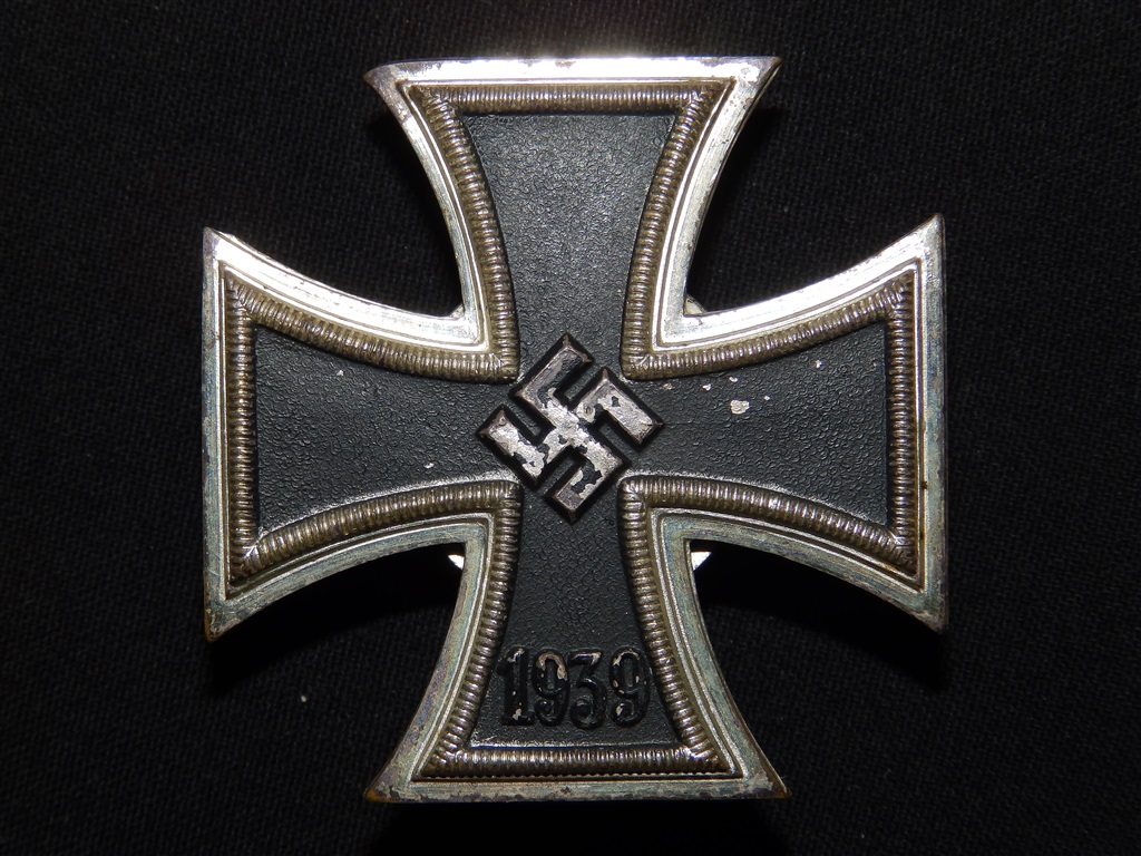 EK1 Iron Cross / Eisernes Kreuz Petz & Lorenz screw back (no number known) 2. type screw solution one piece early piece