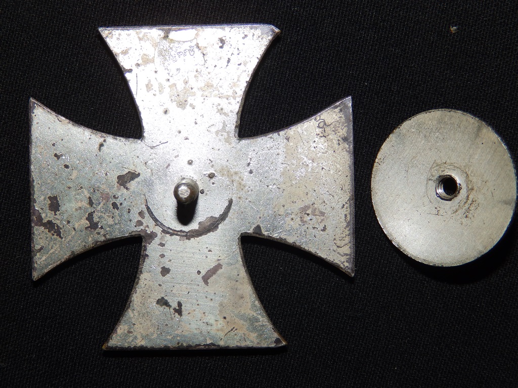EK1 Iron Cross / Eisernes Kreuz Petz & Lorenz screw back (no number known) 2. type screw solution one piece early piece - Image 4
