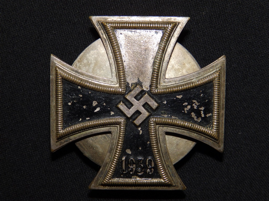 EK1 Iron Cross / Eisernes Kreuz Petz & Lorenz screw back (no number known) one piece early piece