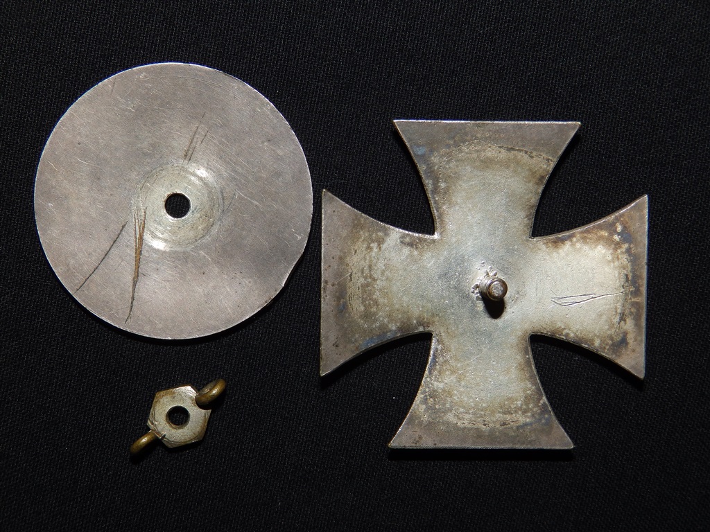 EK1 Iron Cross / Eisernes Kreuz Petz & Lorenz screw back (no number known) one piece early piece - Image 3